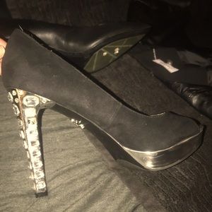 Simply Vera wang black and silver heel